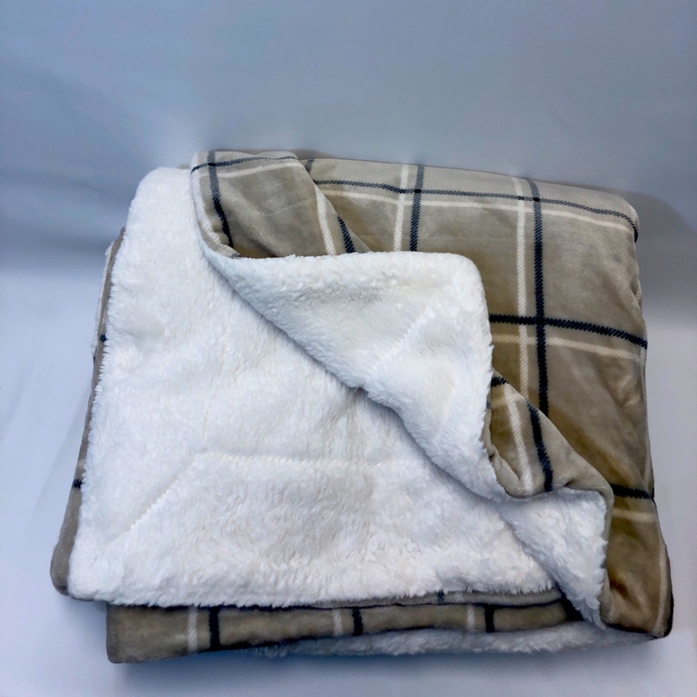Mon Chateau Faux Fur Throw (White/Plaid)